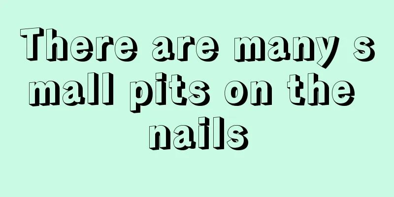 There are many small pits on the nails