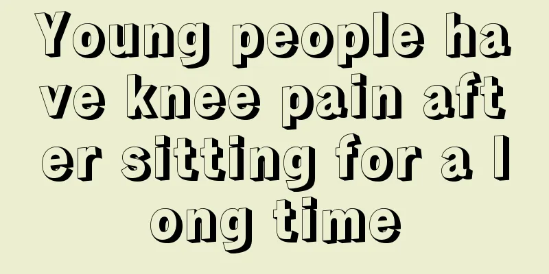 Young people have knee pain after sitting for a long time