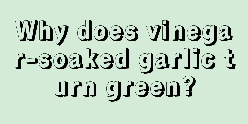 Why does vinegar-soaked garlic turn green?